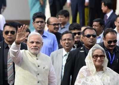 Indian Prime Minister Narendra Modi (L) gestures as Bangladeshi Prime Minister Sheikh Hasina looks on as he arrives at the Prime Minister's Office in Dhaka on June 6, 2015. (Munir Uz Zaman/Getty Images)