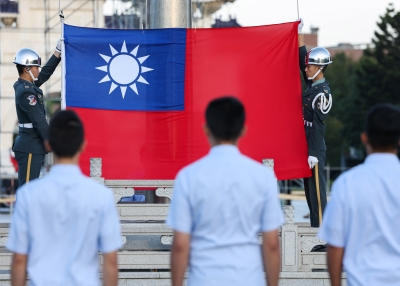 Guards raise Taiwan's national flag 