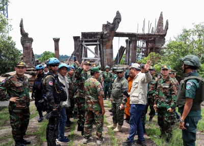 Thai and Cambodian soldiers at Preah Vihear