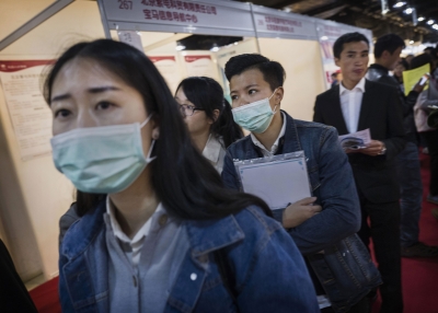 Chinese seek jobs amid slowing economy