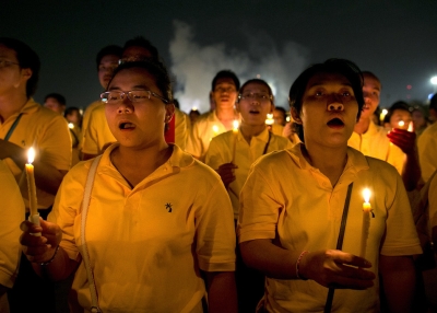 Thai people hold candles during celebrations to pay respect to Thailand's King Bhumibol Adulyadej on his 85th birthday December 5, 2012 in Bangkok, Thailand. (Photo by Paula Bronstein/Getty Images)